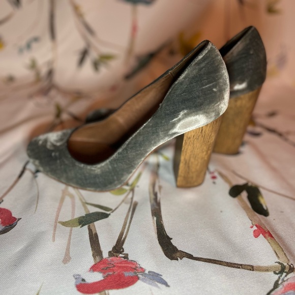 Grey velvet, round toe, wooden heel pump by Juicy Couture w box (nearly vintage) - Picture 11 of 15